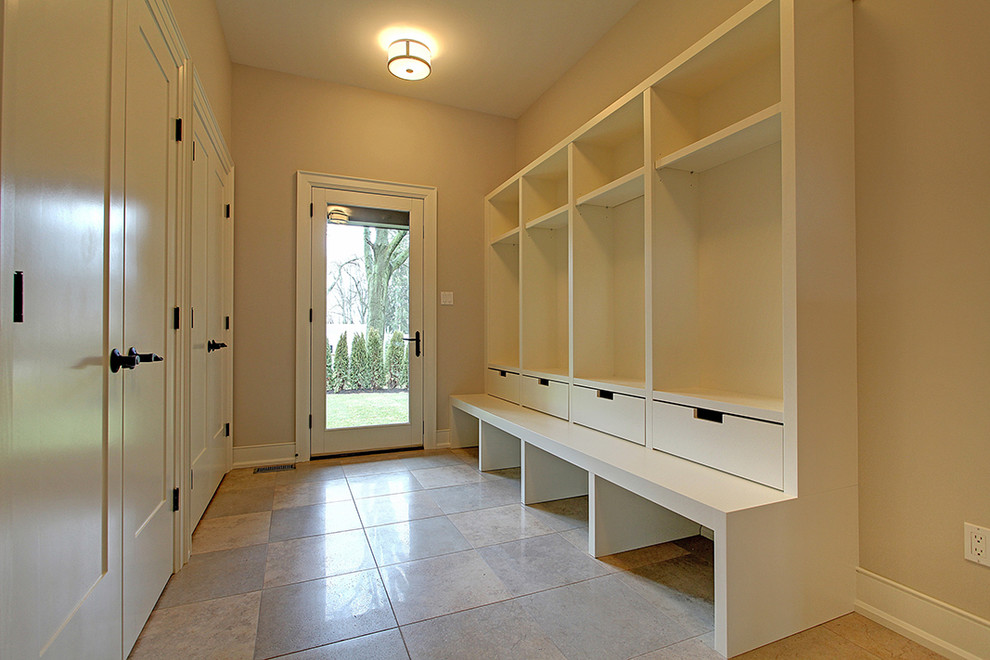 Imagen de vestíbulo posterior tradicional de tamaño medio con paredes beige, suelo de baldosas de porcelana, puerta simple y puerta blanca