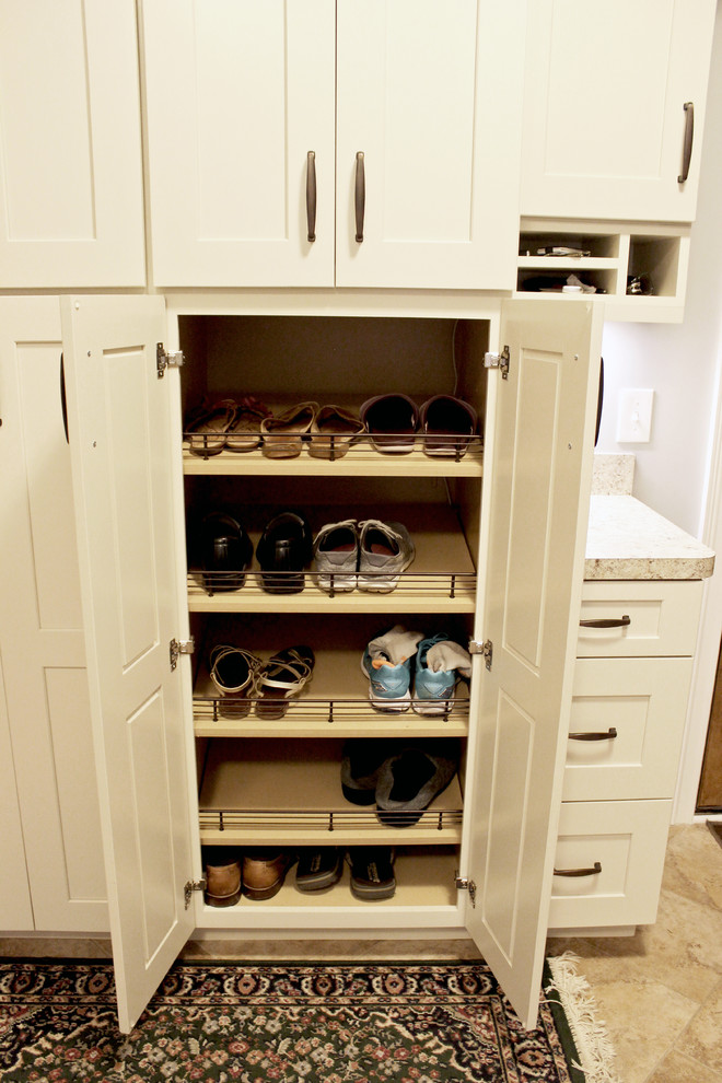На фото: тамбур среднего размера со шкафом для обуви в стиле неоклассика (современная классика) с