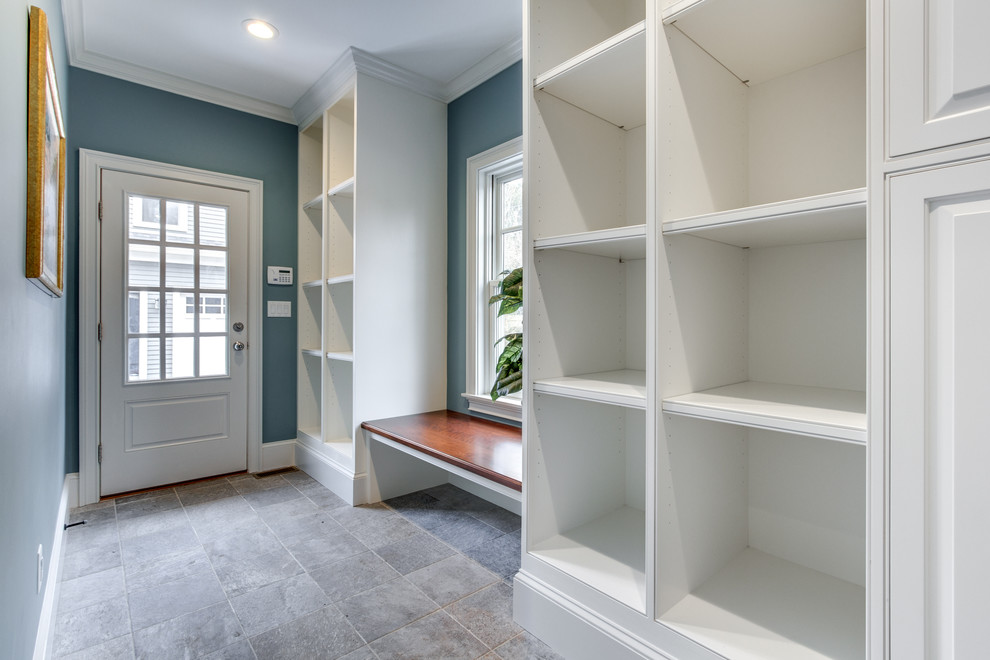 Идея дизайна: большой тамбур в классическом стиле с полом из керамической плитки, синими стенами, одностворчатой входной дверью и белой входной дверью