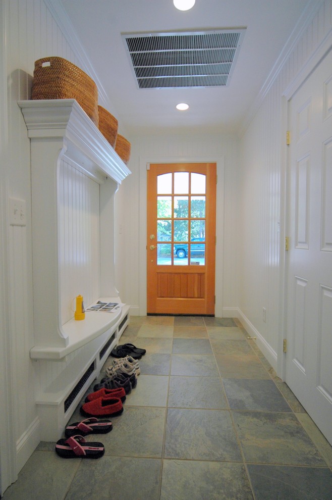 Eklektischer Eingang mit weißer Wandfarbe, Keramikboden, Einzeltür und heller Holzhaustür in Boston