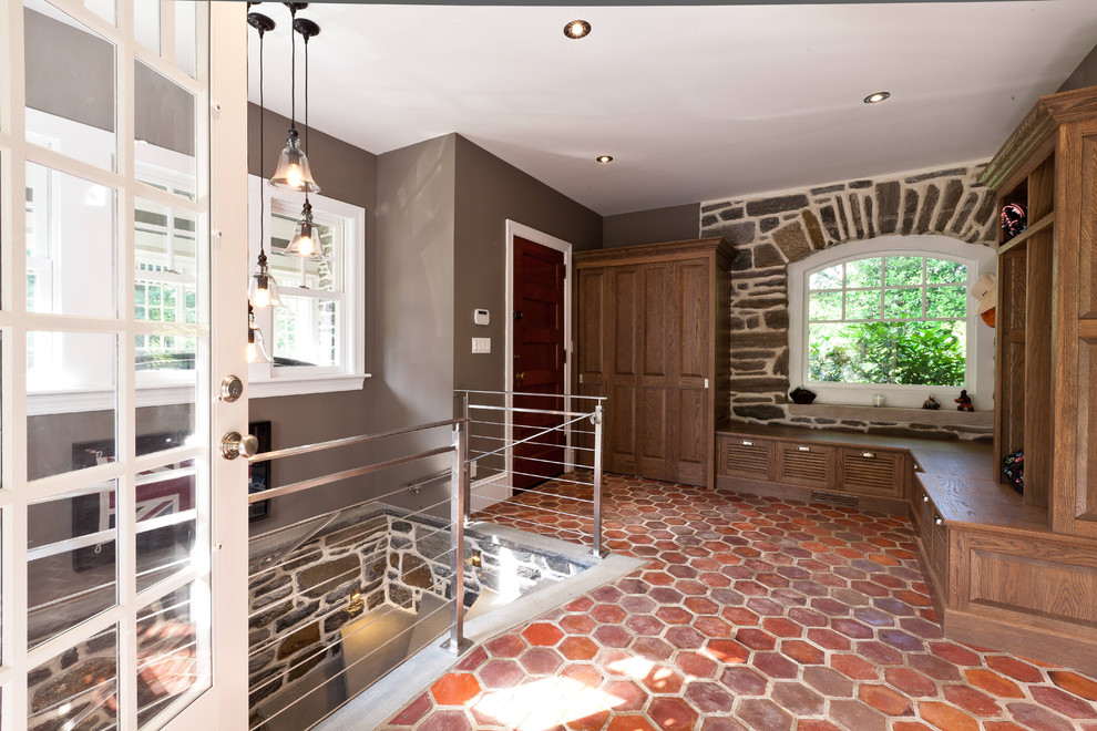 Источник вдохновения для домашнего уюта: прихожая в современном стиле с серыми стенами, полом из терракотовой плитки, одностворчатой входной дверью и входной дверью из темного дерева