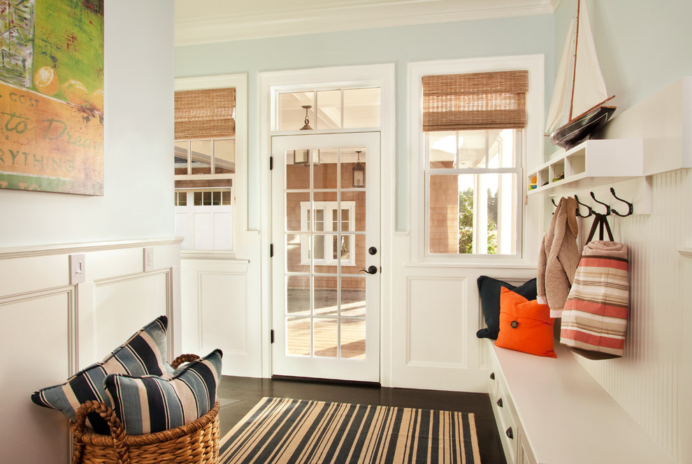 На фото: большой тамбур в морском стиле с одностворчатой входной дверью, синими стенами, темным паркетным полом и белой входной дверью с