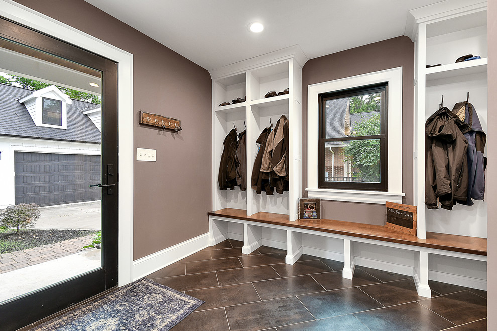 Свежая идея для дизайна: большое фойе в классическом стиле с коричневыми стенами, полом из керамической плитки, одностворчатой входной дверью, черной входной дверью и коричневым полом - отличное фото интерьера