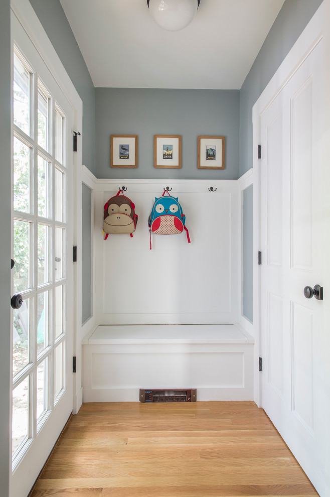Inspiration pour un petit hall d'entrée traditionnel avec un mur gris, un sol en bois brun, une porte simple et une porte blanche.