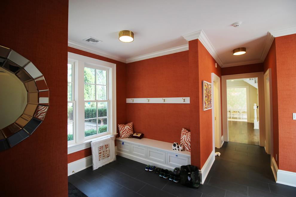 Inspiration för mellanstora klassiska kapprum, med orange väggar och klinkergolv i keramik