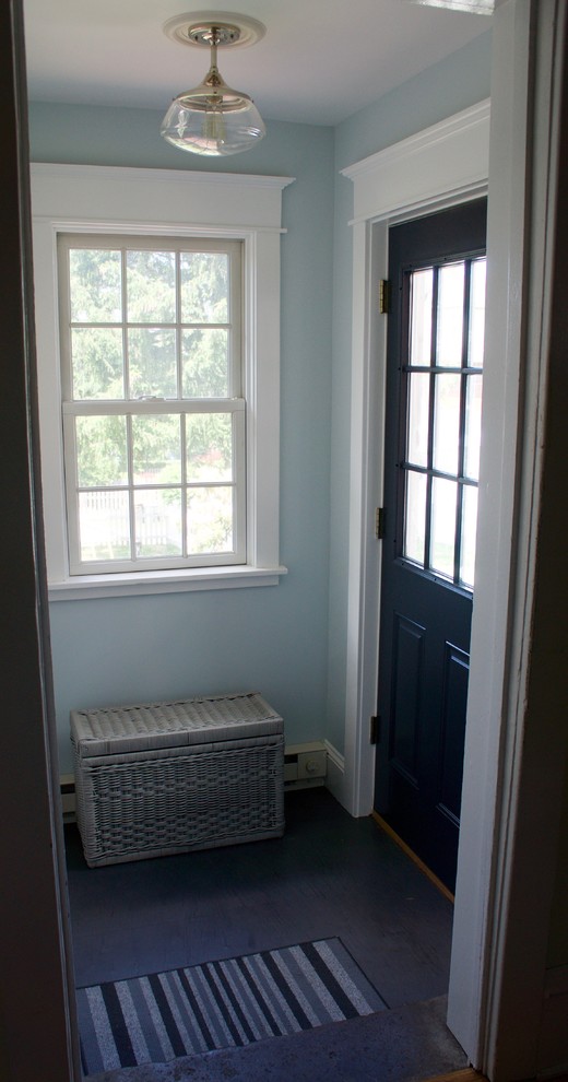 Exempel på ett litet kapprum, med blå väggar, vinylgolv, en enkeldörr och en svart dörr