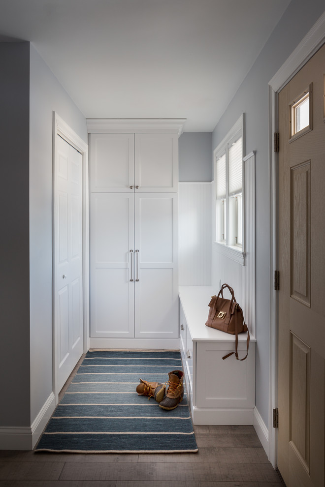 Kleiner Klassischer Eingang mit Stauraum, grauer Wandfarbe, braunem Holzboden, Einzeltür und hellbrauner Holzhaustür in Boston