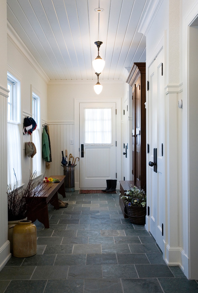Idée de décoration pour une entrée tradition avec un vestiaire, un sol en ardoise et un sol gris.