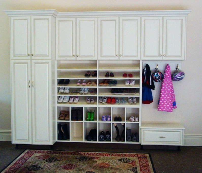 Example of a large classic carpeted and multicolored floor mudroom design in New York with beige walls