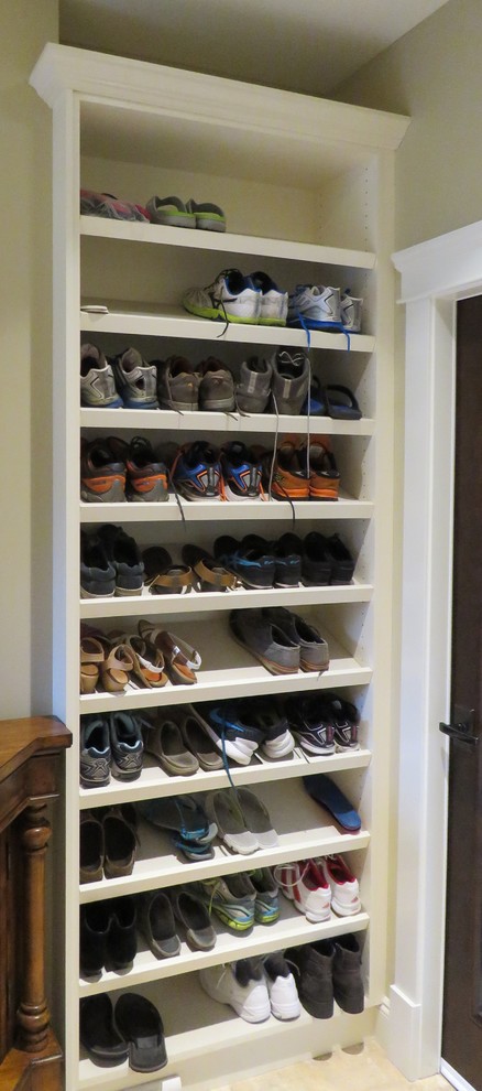 Пример оригинального дизайна: тамбур среднего размера со шкафом для обуви в классическом стиле с бежевыми стенами и полом из керамогранита