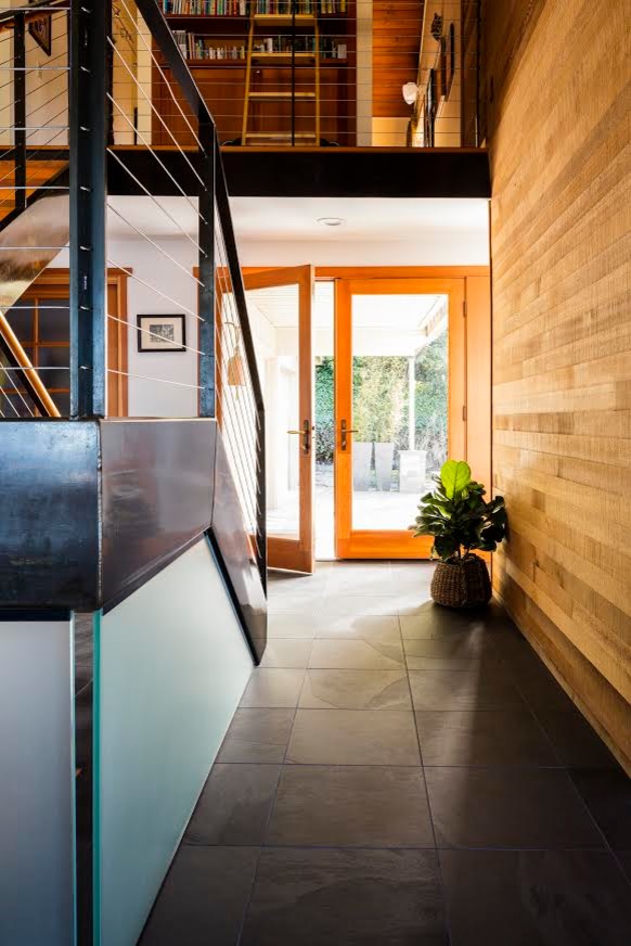 Mittelgroße Moderne Haustür mit Schieferboden, schwarzem Boden, weißer Wandfarbe, Doppeltür und Haustür aus Glas in Seattle