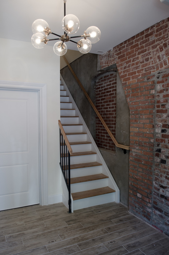 Свежая идея для дизайна: лестница среднего размера в стиле неоклассика (современная классика) - отличное фото интерьера