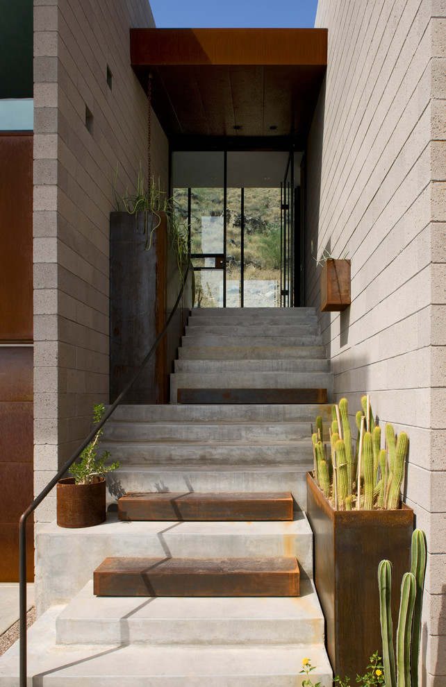 Inspiration pour une porte d'entrée design avec un mur beige, sol en béton ciré, une porte simple et une porte en verre.