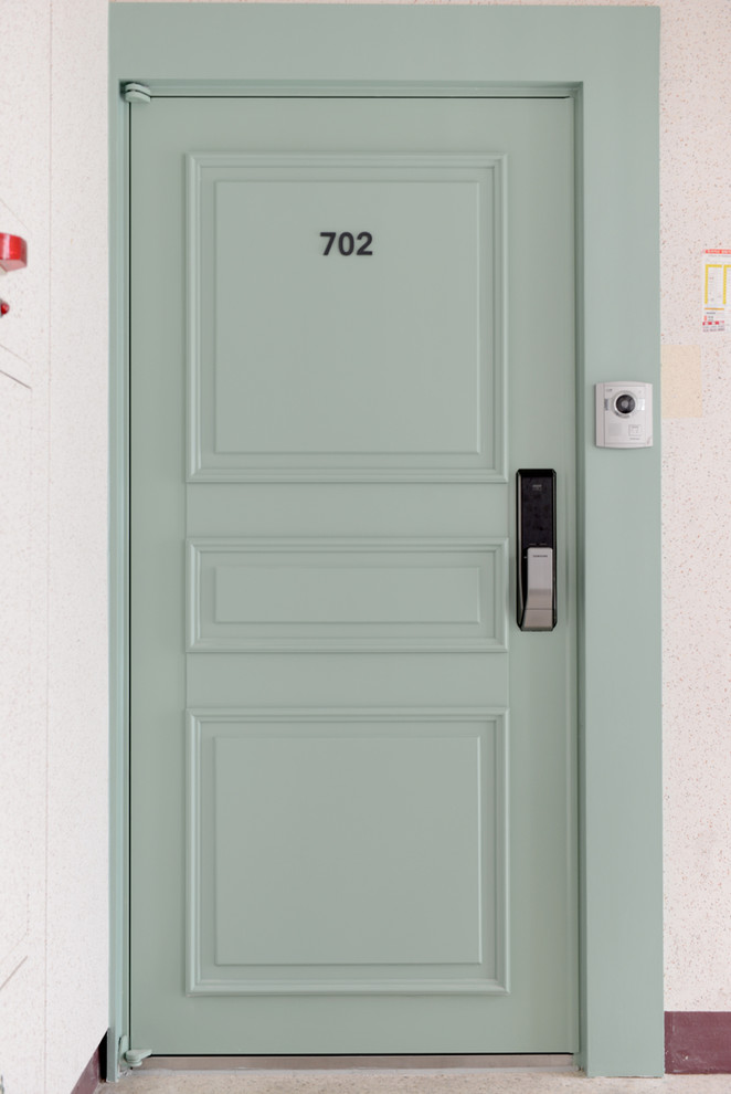 他の地域にあるお手頃価格の小さなコンテンポラリースタイルのおしゃれな玄関ドア (白い壁、セラミックタイルの床、青いドア) の写真
