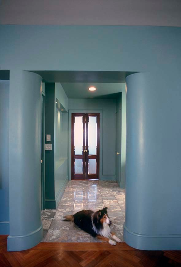 ニューヨークにある高級な中くらいなトランジショナルスタイルのおしゃれな玄関ロビー (青い壁、大理石の床、青いドア) の写真