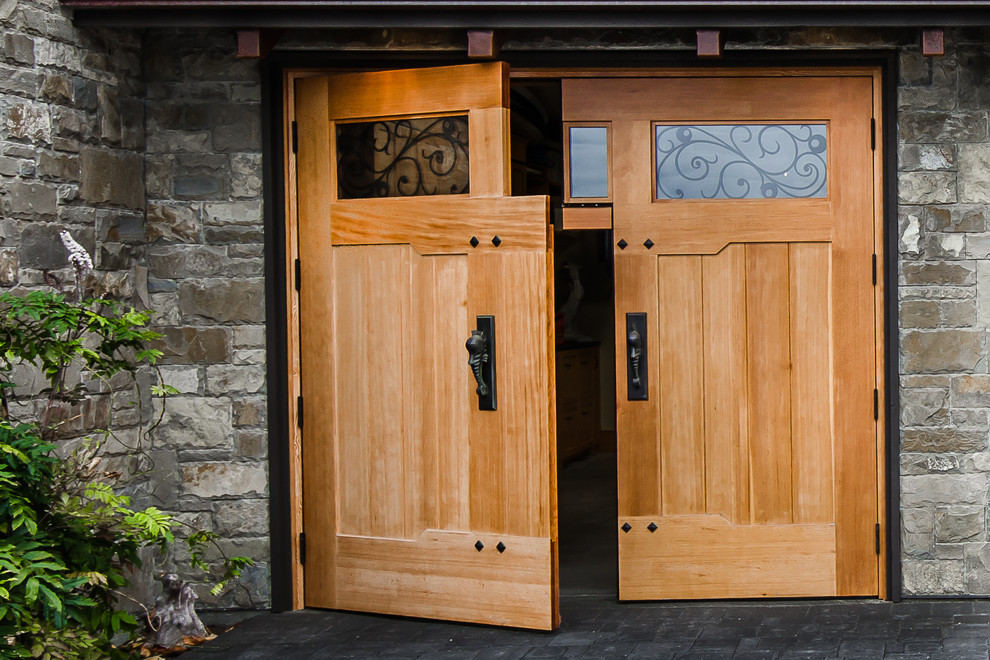 Idées déco pour une entrée craftsman avec une porte double et une porte en bois clair.