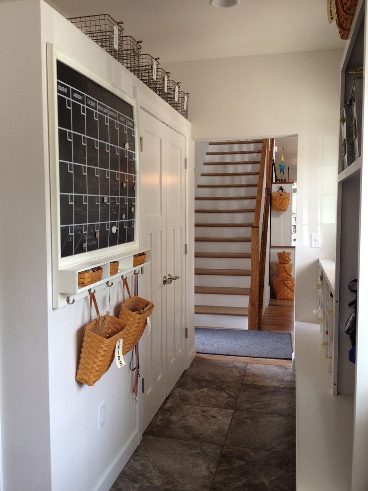 Foto di un ingresso con anticamera classico di medie dimensioni con pareti bianche e pavimento con piastrelle in ceramica