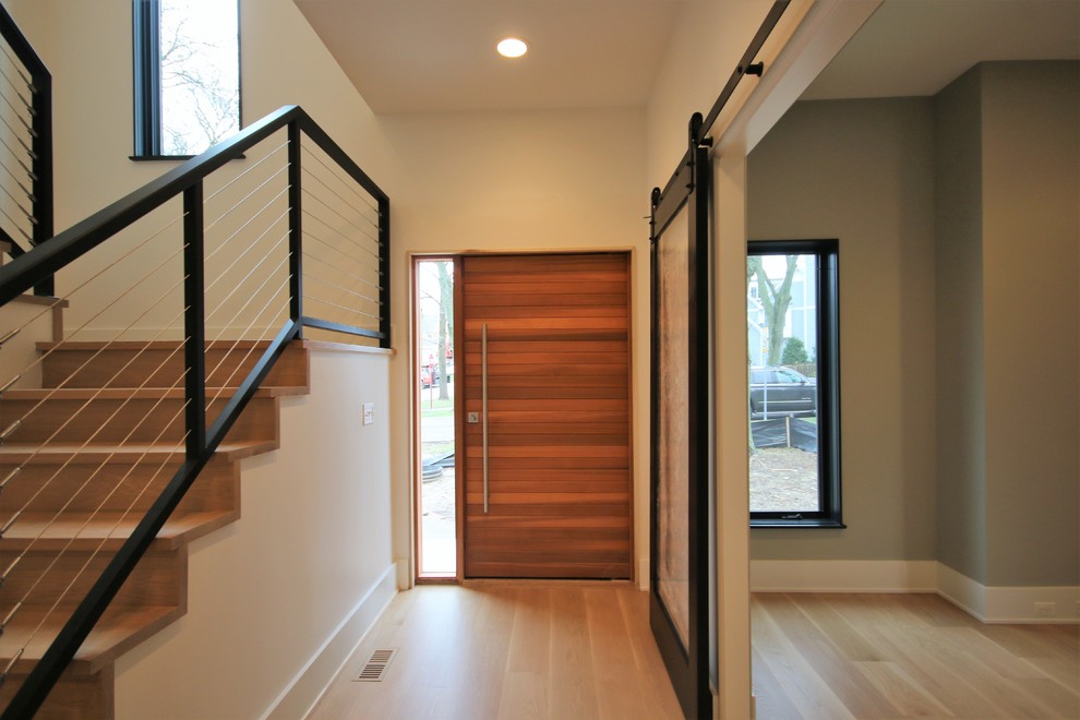Источник вдохновения для домашнего уюта: узкая прихожая среднего размера в стиле модернизм с белыми стенами, светлым паркетным полом, одностворчатой входной дверью, входной дверью из темного дерева и бежевым полом