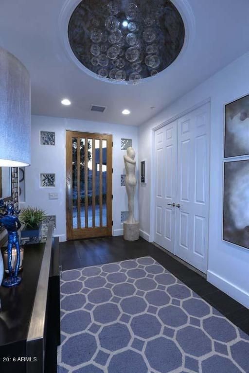 Foto di un piccolo ingresso design con pareti bianche, pavimento in gres porcellanato, una porta singola e una porta marrone