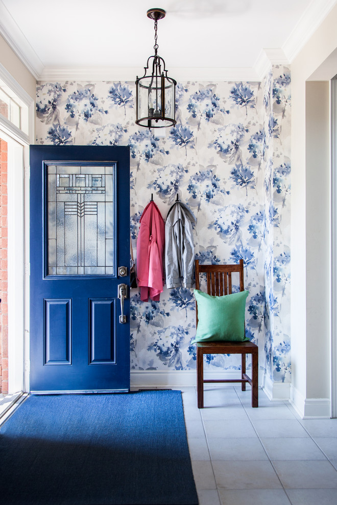 Inspiration för en vintage entré, med flerfärgade väggar och en blå dörr