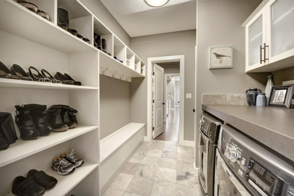 Свежая идея для дизайна: прихожая со шкафом для обуви в стиле неоклассика (современная классика) - отличное фото интерьера