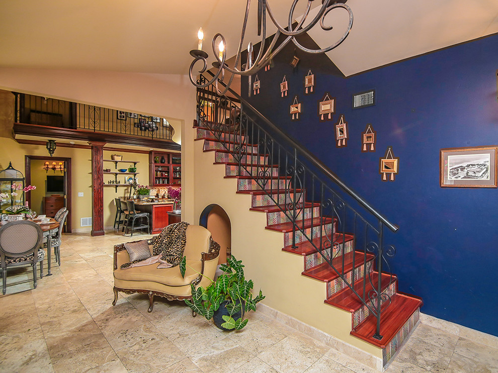 Mittelgroßes Eklektisches Foyer mit lila Wandfarbe, Einzeltür und hellbrauner Holzhaustür in Miami