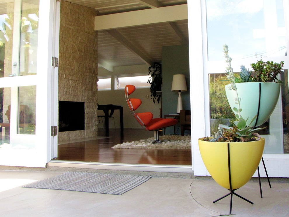 Inspiration for a midcentury entrance in Orange County.