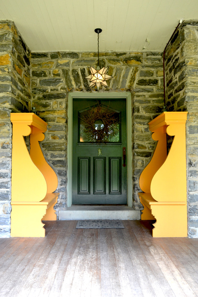 Идея дизайна: входная дверь в классическом стиле с одностворчатой входной дверью и черной входной дверью