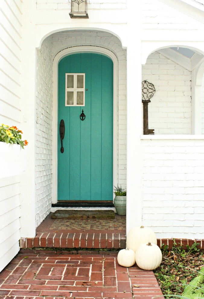 Idées déco pour une entrée romantique avec une porte bleue.