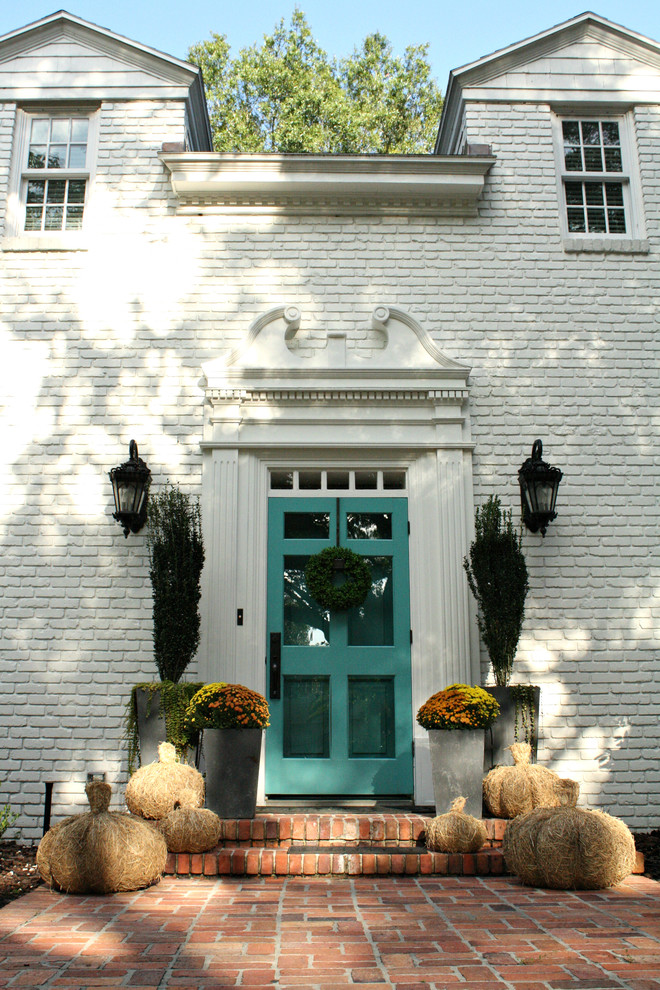 タンパにあるトラディショナルスタイルのおしゃれな玄関 (白い壁) の写真