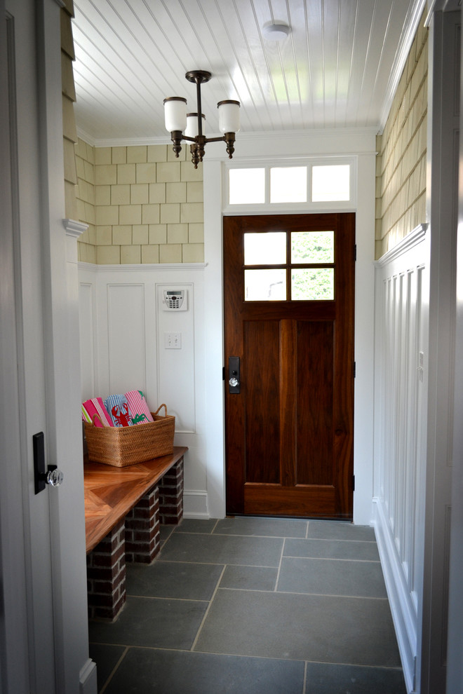Inspiration pour une entrée traditionnelle avec un vestiaire, une porte simple, une porte en bois foncé, un sol en ardoise et un sol gris.