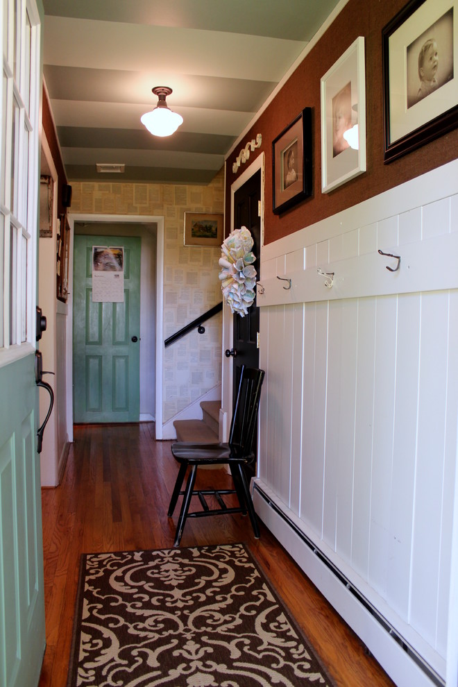 Пример оригинального дизайна: узкая прихожая в стиле кантри с одностворчатой входной дверью и зеленой входной дверью