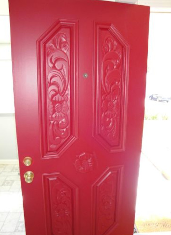 Свежая идея для дизайна: прихожая с одностворчатой входной дверью и красной входной дверью - отличное фото интерьера