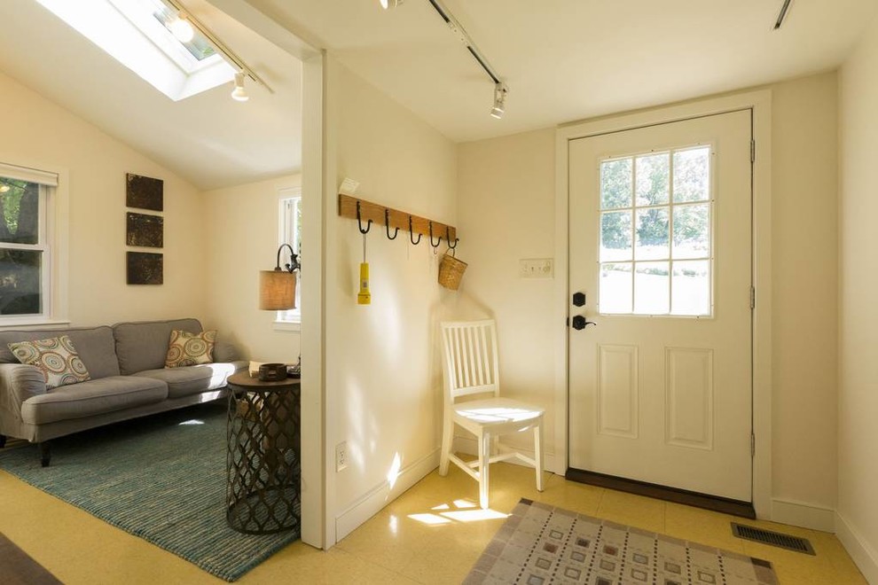 Идея дизайна: маленькое фойе в классическом стиле с белыми стенами, полом из керамической плитки, одностворчатой входной дверью, белой входной дверью и бежевым полом для на участке и в саду