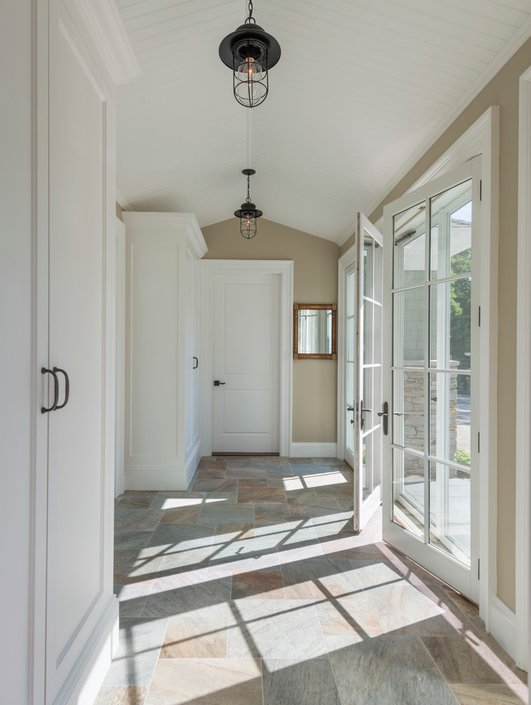 На фото: тамбур среднего размера в стиле неоклассика (современная классика) с бежевыми стенами, темным паркетным полом, двустворчатой входной дверью и белой входной дверью
