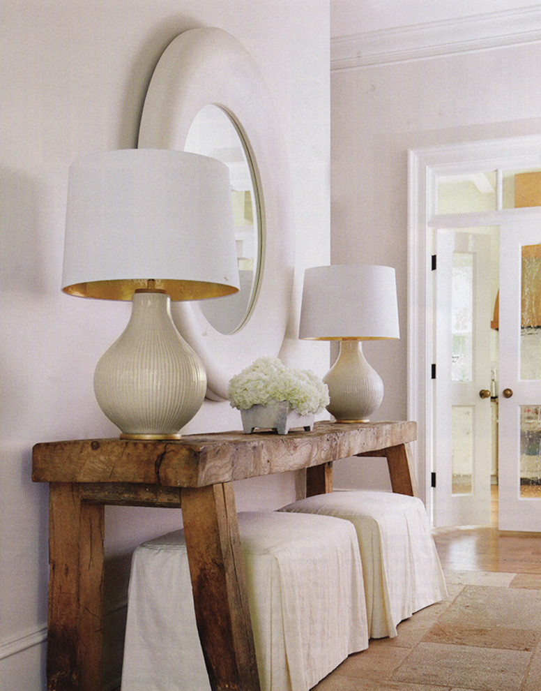 Diseño de hall minimalista de tamaño medio con paredes blancas y suelo de baldosas de terracota