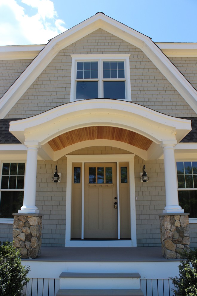 Esempio di una grande porta d'ingresso stile marino con una porta singola e una porta in legno chiaro