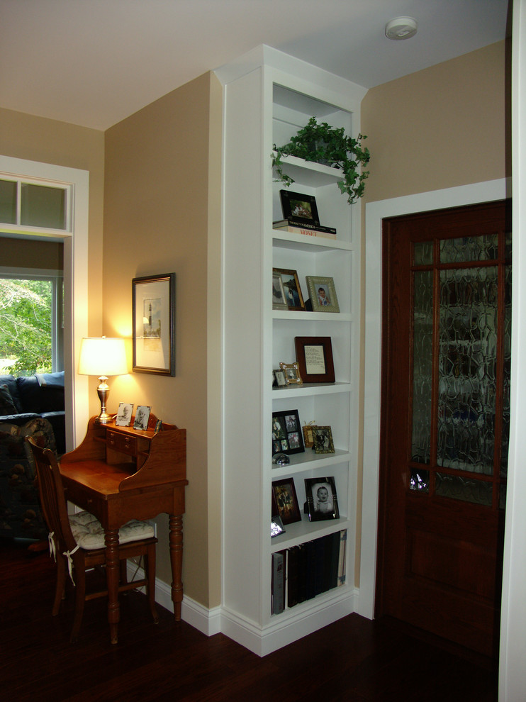 他の地域にある高級な中くらいなトラディショナルスタイルのおしゃれな玄関ロビー (無垢フローリング、濃色木目調のドア) の写真