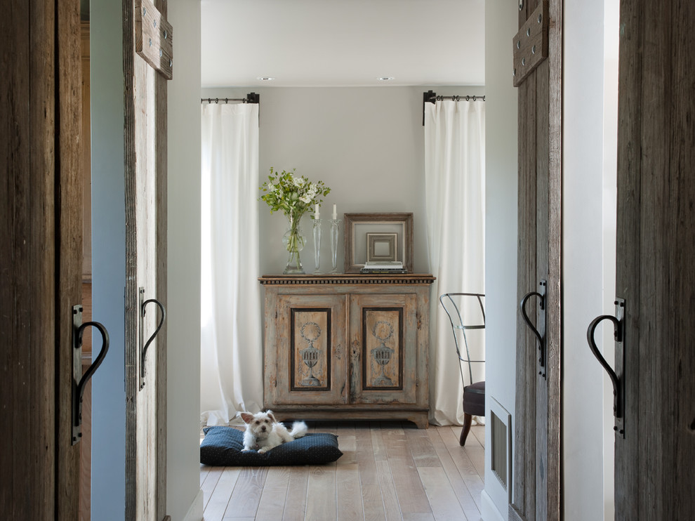 Kleiner Landhaus Eingang mit Korridor, grauer Wandfarbe und hellem Holzboden in San Francisco