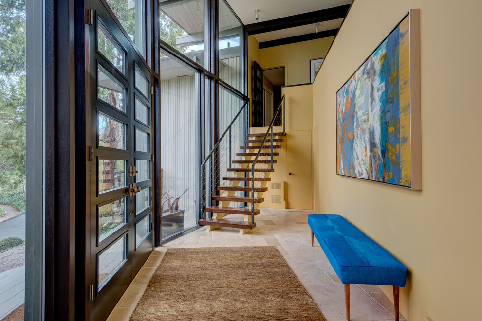 Großes Modernes Foyer mit gelber Wandfarbe, Doppeltür, Haustür aus Glas und Keramikboden in San Francisco