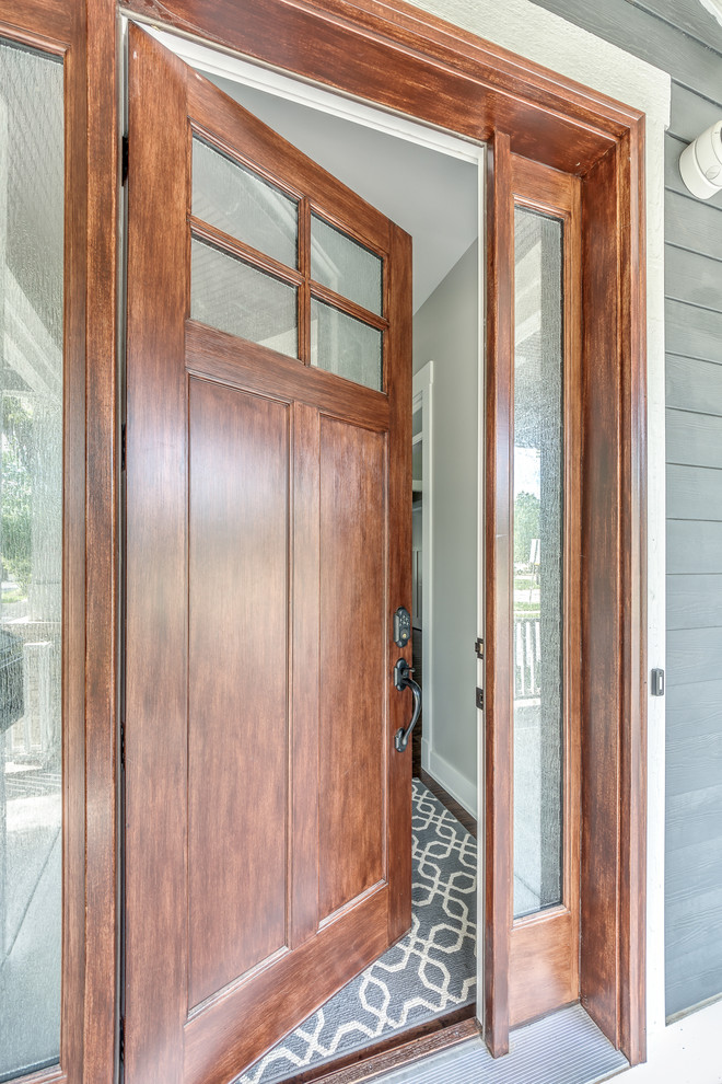 Источник вдохновения для домашнего уюта: входная дверь в современном стиле с серыми стенами и входной дверью из темного дерева
