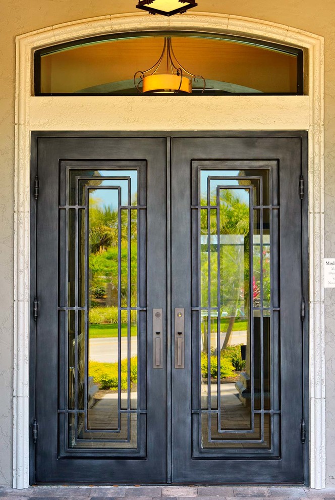 マイアミにあるラグジュアリーな広い地中海スタイルのおしゃれな玄関ドア (金属製ドア) の写真