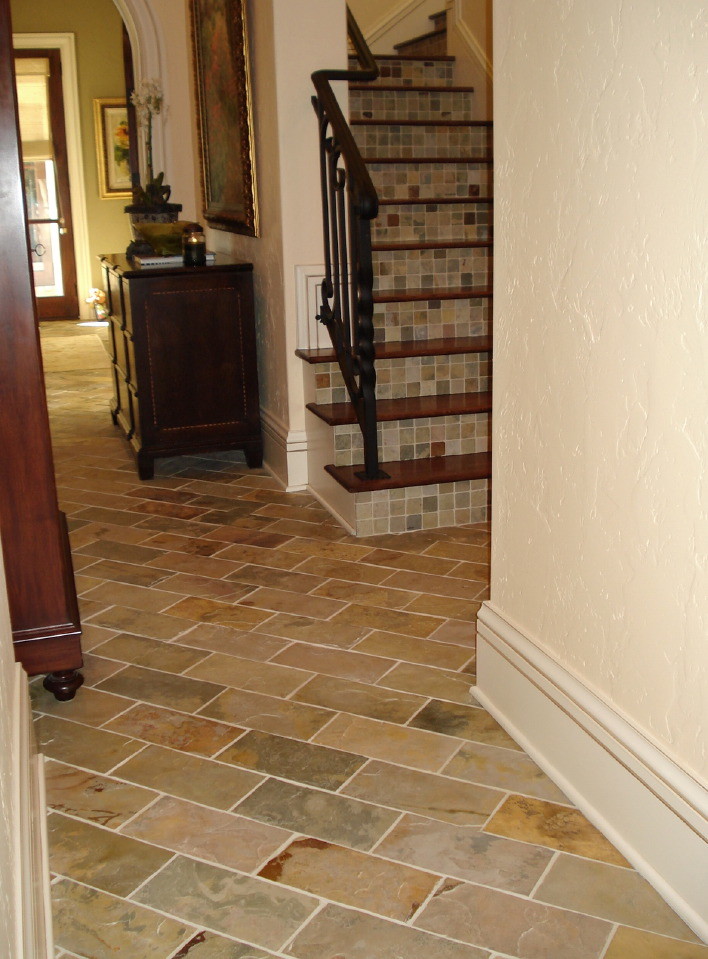 Esempio di un ingresso chic di medie dimensioni con pavimento in ardesia, pavimento multicolore e pareti beige