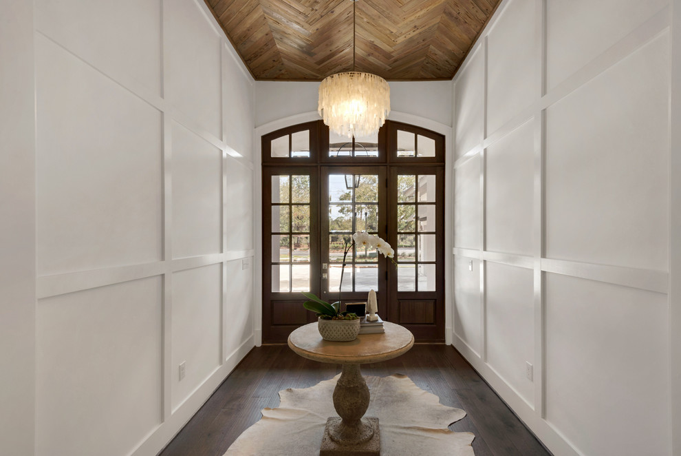 Großes Maritimes Foyer mit beiger Wandfarbe, braunem Holzboden, Einzeltür und hellbrauner Holzhaustür in Miami