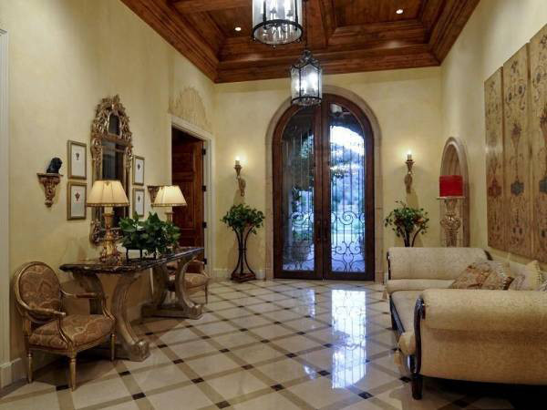 Cette image montre un très grand hall d'entrée traditionnel avec un mur beige, un sol en carrelage de céramique, une porte double et une porte en verre.