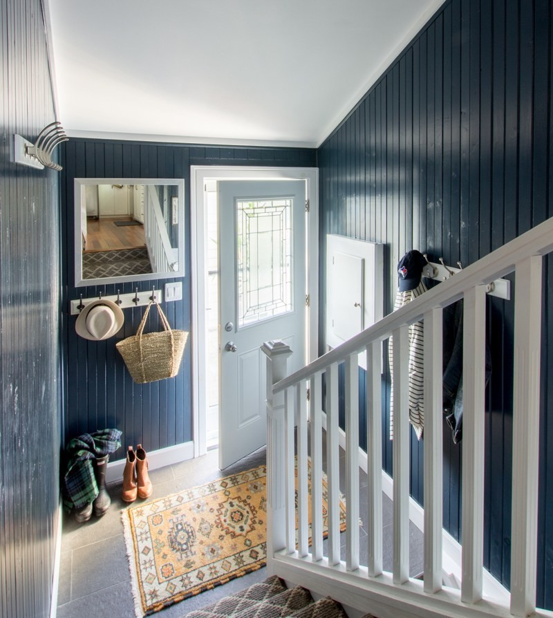 Пример оригинального дизайна: маленький тамбур в стиле неоклассика (современная классика) с синими стенами, полом из сланца, одностворчатой входной дверью, белой входной дверью и серым полом для на участке и в саду
