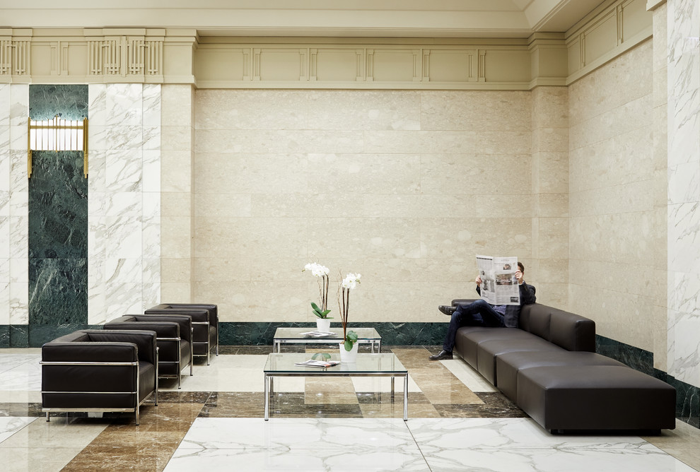 Inspiration pour une petite entrée minimaliste avec sol en granite.