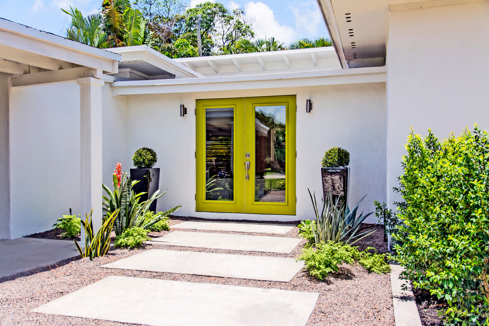 Moderner Eingang mit grüner Haustür in Miami