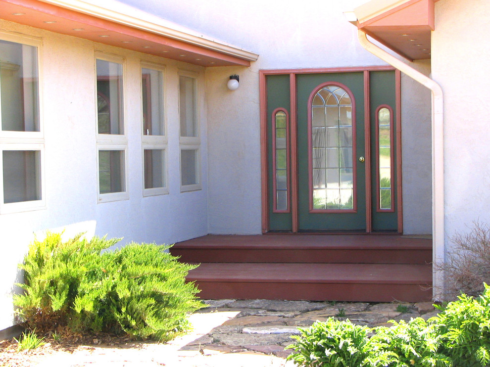 他の地域にある低価格の中くらいなサンタフェスタイルのおしゃれな玄関ドア (緑のドア) の写真