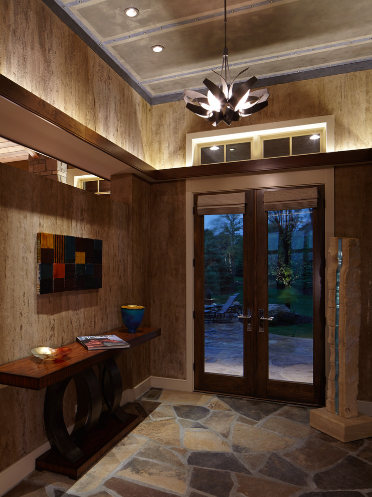 オマハにあるラグジュアリーな広いトランジショナルスタイルのおしゃれな玄関ロビー (茶色い壁、濃色木目調のドア) の写真